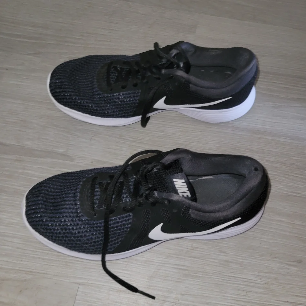 NIKE REVOLUTION 8.5 Sneakers Breathable Mesh Outdoor Workout Beach Coastal Comfy - Picture 4 of 7